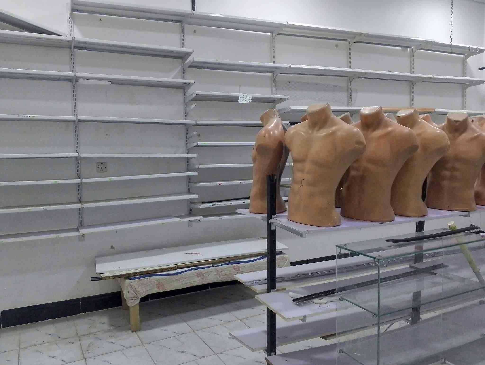 رفوف • فاترينات ٣ • مليكانه ٣٠