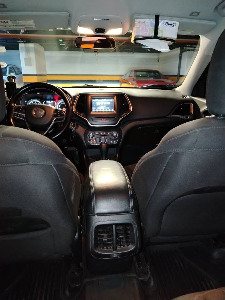 🚙 للبيع Jeep Cherokee Latitude 2019

🇺🇸 وارد أمريكي
📍 نمرة جديدة
📊 العداد: 107,000 كم
🎨 ولا قطعة صبغ أو معجون
🪑 فرش قماش
📱 شاشة + Apple CarPlay + Android Auto
🚘 تثبيت سرعة
📷 كاميرا خلفية
💡 إضاءة زينون
🔥 تدفئة مقاعد أمامية

🔧 المحرك: 2.4 لتر – 4 سلندر
⚙️ دفع أمامي

🛠️ حالة المحرك:
تم فتح الغطاء العلوي فقط لتغيير الجوان (الواشر)، بدون أي تغيير أو صيانة داخلية للمحرك.

🔋 البطارية مبدلة قبل أقل من سنة
🛢️ الزيت مبدل حديثاً
⛽ البنزين المستخدم خلال فترة الاستخدام سوبر
🔧 البواجي مبدلة حديثاً، أصلية وكالة

✅ جاهزية ميكانيك وكهرباء 100%
✅ بدون أي معجون أو صبغ
✅ السنوية مجددة من حوالي 6 أشهر
✅ لا توجد عليها غرامات
✅ سيارة نظيفة وجاهزة للاستخدام

📞 للاستفسار والتفاصيل: *********** أربيل, العراق
