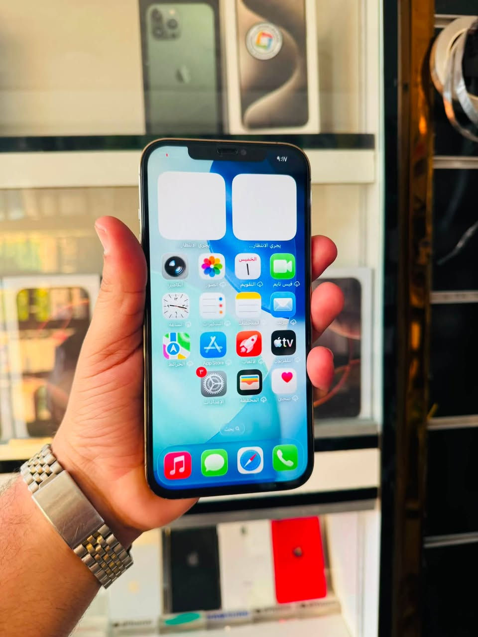 السلام عليكم 🫡
للبيع iPhone 13 pro max 
ذاكرا 256 
بطاريه 100% مبدله اصليه 
نموذج M 
نضافه 90% لون ذهبي 
الجهاز كله شغال فقط مبدل شاشه نوعيه زينه لا شكل ولا شمر فيس ايدي شغال كله شغال صوت اتصال كامرات مابيه خلل السعر قفل ٢٩٠ الف من الاخير مكاني بغداد مدينه الصدر رقمي ***********
