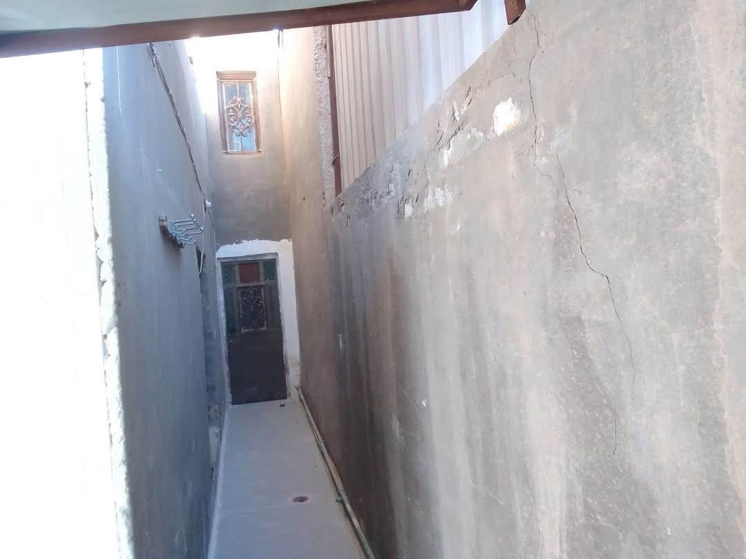 بيت للبيع 
مساحة البيت 130م البيت طابقين يتكون من غرفتين وصالة وكليدور ومطيخ ومجمع صحي ومنور خلفي وجانبي وكراج سيارة ويقع البيت شارع 80 مال النجف قرب مدرسة الرحمن أول شارع عن شارع 80 خلف مكتب اديب للعقود السيارات ورقم هاتف ‏‪ ‭***********‬/ والسعر البيت 150 مليون بية مجال للطيبين والجادين الهندية, كربلاء
