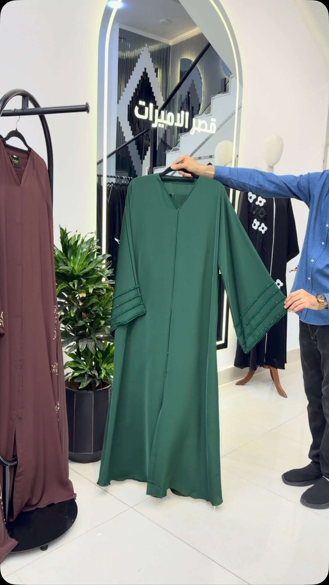 ⁨	⁨	⁨	⁨	ليس كل ما هو جميل يُشبه قصر الامیرات… 🤍
120 الف 
✨ تصاميم حصرية.
🇦🇪 صناعة إماراتية فاخرة.
🪡 تنفيذ يدوي بإتقان على يد مختصين.
💎 جودة تميز كل قطعة.

🚚 توصيل لجميع محافظات العراق.

📩 للطلب عبر الخاص أو واتساب:
***********

🤍 شكراً لثقتكم… أنتم سر تميزنا.⁩⁩⁩⁩ ⁨
