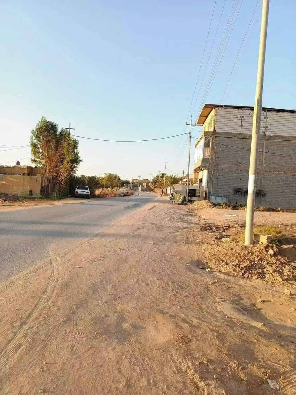 ‏قطعة للبيع مساحه 100متر
مدفونه وكامله ثالث قطعه عن الشارع تنزل من اسواق ركن الجامعه مسافه 800 متره
مكان كربلاء  خلف جامعة فريحه  مقابيل كاع حسين البهادلي 
جنس العقار طابو زراعي سند  25إقرار محكمه 
 رقم العامود 119طريق  كربلاء طويريج  
خدمات ماي وكهرباء  عرض شارع 6متر
#للاستفسار تصال على الرقم  ***********
***********
