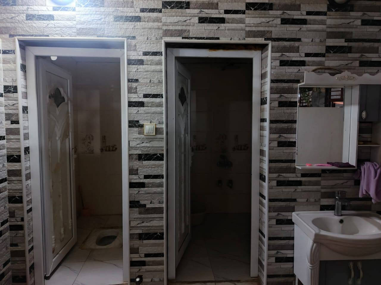 بيت للبيع طابو زراعي 
المساحة 105 متر 
غرفة نوم وصالة ومطبخ واستقبال وصحيات خارجية 
البيت كلش نظيف وسعرة حلو 
          السعر 28
العنوان المعارة حي السجاد عل بزل قرب الحسينية الأمام الحسن ع
للستفسار 
***********
*********** واتساب
