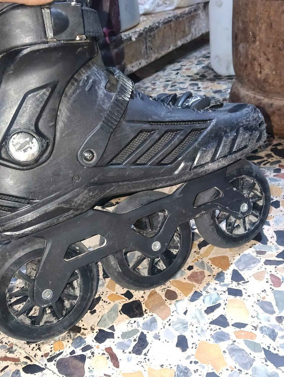اسكيت ثلاثي للبيع قياس 46 و 45 نضيف بس مجرد 
 امشخط و سريع تايرات جلاتينيه سعر مناسب خاص *********** واتساب
