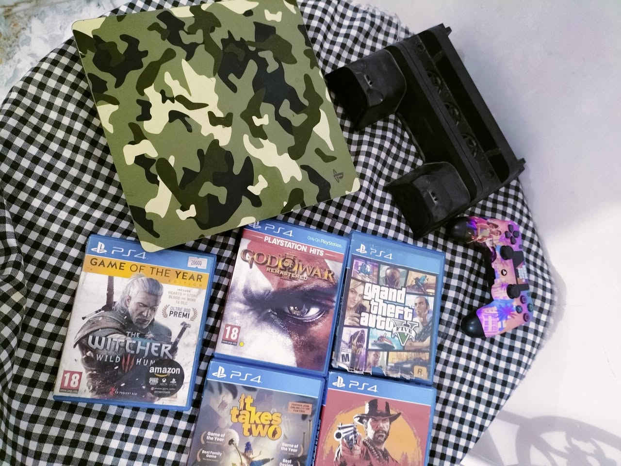للبيع بلايستيشن 4 بحالة ممتازة ونظيف جداً ومرفق معه الأغراض والألعاب كاملة
​الجهاز: PlayStation 4 (مع تصميم غلاف عسكري مميز)، ويدعم الأداء القوي والألعاب بسلاسة.
​الملحقات الأساسية:
​يد تحكم (سبيشل إيديشن ملونة) تجارية وشغالة 100%.
​قاعدة تبريد وتثبيت ذكية لمنع ارتفاع حرارة الجهاز أثناء اللعب الطويل.
​أقراص الألعاب المتوفرة (CDs):
​Red Dead Redemption II
​The Witcher 3: Game of the Year Edition
​Grand Theft Auto V (GTA V)
​God of War (Remastered)
​قرص إضافي ضمن المجموعة.
​الحالة: نظيف وخالي من أي عيوب تقنية، شرط الفحص والتجربة.
​السعر: 350 (وقابل للتنزيل).
​المكان: بغداد - حي أور 📍
​رقم الهاتف: *********** (متوفر اتصال / واتساب)
