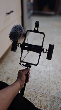 اخوتي كيج موبايل  تصوير للبيع كامل ملحقاتها وياها بعد قلاش صغير وكيبلا...