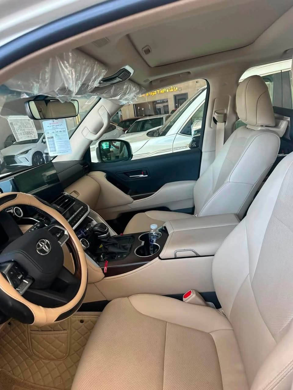 السلام عليكم
لاندكروزر 2025 GX.R  SAS 
سعة المحرك 4000c V6
السياره في حالة الشركه زيرو 
الممشى 7000 KM
بعدها داخل ضمان الشركه 
المواصفات
تدفئه و تبريد في المقاعد 
فتحة سقف
تشغيل عن بعد 
كروس سرعه 

7 مقاعد جلد  

3 شاشه داخل السياره 

ثلاجه

تبريد 3 قطع 

مكان السيارة بغداد  بأسمي تحويل مباشر 

للاستفسار 
***********
