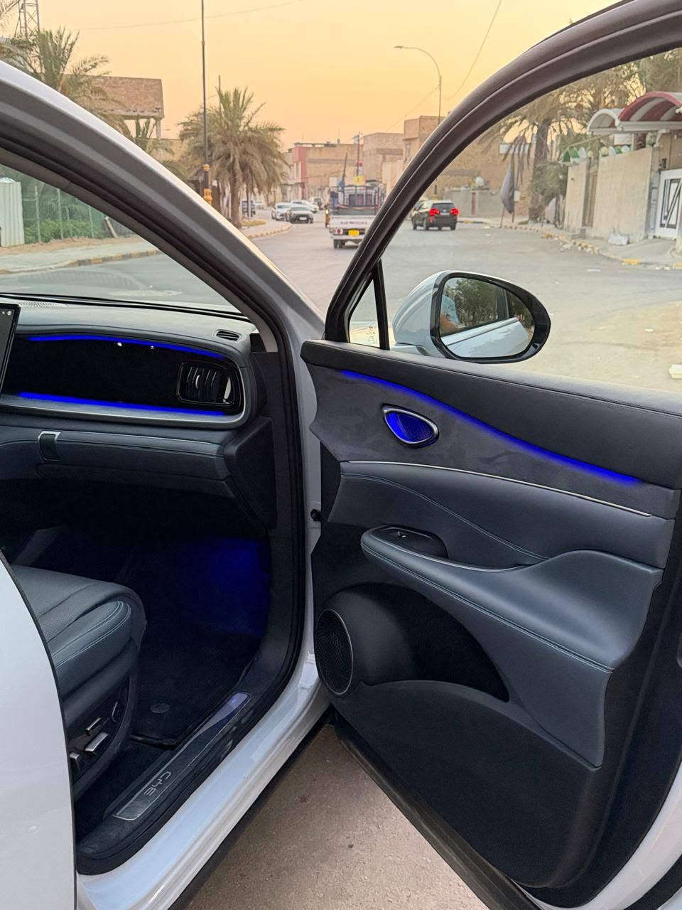 Byd Sealion 7  plug in haybrid 
بي واي دي سيلايون  ٧ 
اعلى من السيلايون  ٦ وجيل احدث 
لون ( سمنتي سموك ) وليس ابيض 
السيارة شحن + هايبرد 
رقم بغداد 
ماشية  5.000
السيارة مغلفة خارج ppf بسعر 1.200$
ابرز المواصفات:
🔹 مدى شحن البطاريه 150km حقيقي 
⭐ أبرز المواصفات:
دشبول اللوان متغيرة
• بانوراما كاملة
• 4 كشنات كهرباء✅️
• 4 كشنات تدفئة وتبريد✅️
• ذاكرة للكشنات الأمامية✅️
• مساج للكشنات الأمامية بـ 10 وضعيات
• كشنات جلد فاخر
• وضعيات قيادة متعددة
• مرايا مانع ضباب وقابلة للطي عند الرجوع
• تعتيم المرايا عند الإنارة القوية
• رادار أمامي وخلفي
• خرائط وNavigation
• شاشة كبيرة مع CarPlay
• رادار جانبي
• ⁠لايت دوار 
• 12 حساس
• ⁠كاميرات محطيه
• 13 كاميرا
• كاميرا لمراقبة السائق
• كاميرات تسجيل ومراقبة
• فتحة بانوراما ممتدة على طول السيارة
• ثلاجة + أوفن تسخين
• تحكم بالتبريد الخلفي
• شاحن Wireless بقوة 50W
• منفذين USB خلفي
• ⁠12سماعه BOS• ⁠
• نظام تنقية هواء السيارة
• نظام تعطير السيارة
• تنقية وتعطير الهواء حتى بعد قفل السيارة
• ويل قياس 20
• قيادة ذاتية
• Auto Hold
• Auto Stop
•• Auto Park
تطعيم الداخل قماش الكنتارا 
مما يجعلها بشكل انيق جدا
• ⁠• ومواصفات إضافية كثيرة
***********📞
📱 متوفر واتساب
