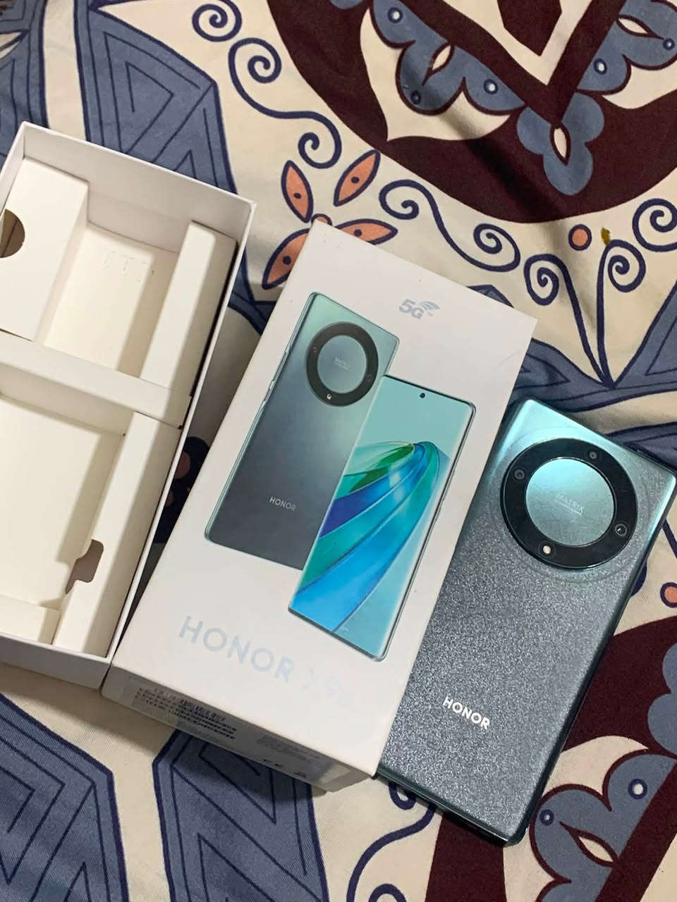 السلام عليكم
هونر x9a
 ذاكرة 256 الجهاز مكفول ما مبدل بي شي وكلشي بي شغال 
الشاشة Amoled ومنحنية وتدعم ال 120hz
معالج التلفون سناب دراغون و يدعم الشحن السريع 
مكاني بغداد الحرية وسعر التلفون 220 الف 
***********
