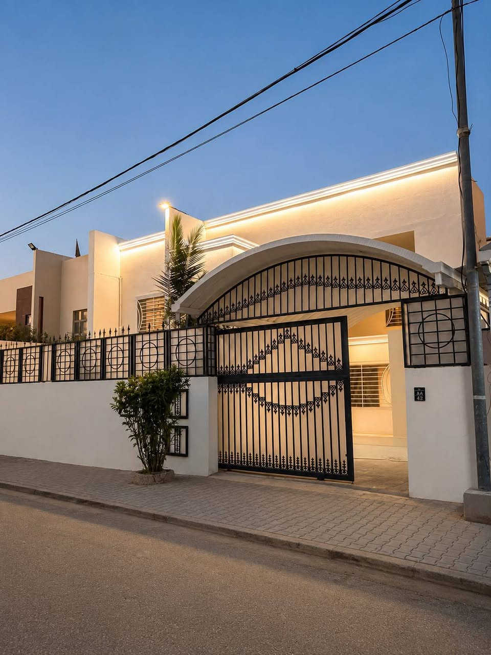 🏠 دار 300م في مجمع الأميرات اول السكني | جاهز للسكن 
سعر مناسب 
موقعه مباشر على الحديقة، اتجاه حلو

تشطيب مرتب طابقان بتصميم عصري يتكون:
استقبال فاخر بطول 10 أمتار
4 غرف نوم واسعة 
صالة كبيرة تقريبا 12 متر 
استقبال واسع جداً
مطبخ حار + مطبخ بارد
مجموعة صحيات متكاملة
كراج سيارة حديقة واسعة 🌳

🗨️ تريد الصور والتفاصيل؟
اكتب (تم) بالتعليقات ويوصلك كل شي فورًا
☎️ اتصال / واتساب:***********

ملاحظه البيت سند حر
