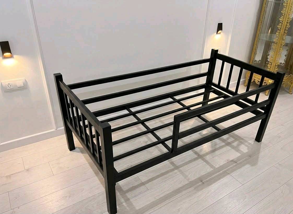 سرير اطفال 


قياس 70*160


موجود ابيض واسود