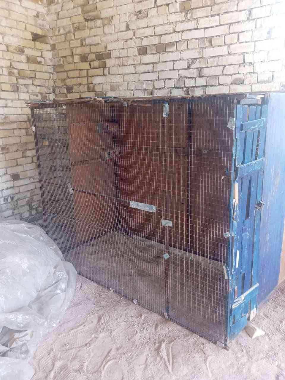 السلام عليكم ورحمة الله وبركاته
قفص للبيع  تزكام قوي جدا مع القياسات

يصلح للطيور حب
 للحمام للدجاج
الطول ١٥٠
االعرض ١٨٥
للستفسار ***********
