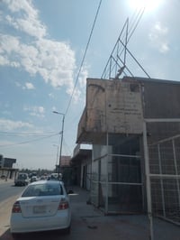 جملون للإيجار المساحه400متر العنوان شارع الحولي قرب مطعم الكرار 078310...