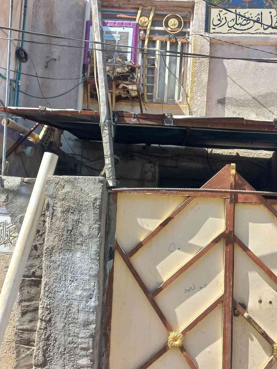 بيت للبيع ١٠٠متر يحتوي على ٣غرف نوم واستقبال ٧امتار وصاله ٥امتار و٤حمامات ومطبخ صغير حي العسكري العابد تابع لقطاع ١١ المكرمه كافة الخدمات كهرباء وماء ومجاري ووتبليط وقريب على المدارس  
قرار ١١٧والسعر٦٥ أوبي  مجال *********** واتساب
