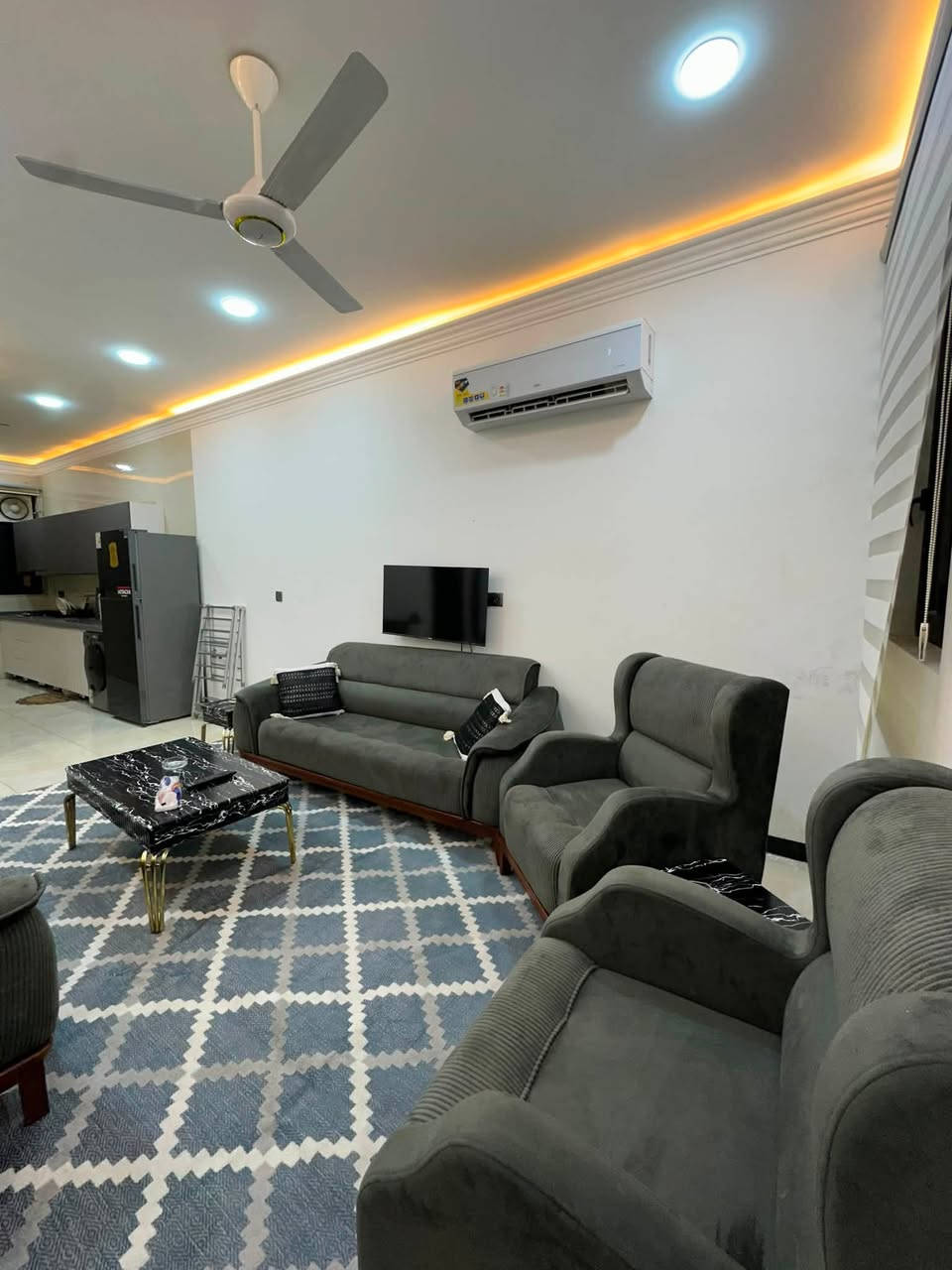 � شقق مؤثثة للإيجار – الكرادة 🏠
✅ غرفتان نوم
✅ صالة مريحة
✅ مطبخ متكامل
✅ حمام
✅ مؤثثة بالكامل وجاهزة للسكن
✅ مصعد حديث لخدمة السكان
✅ كراج خاص للسيارات
✅ مناسبة للعوائل والسكن الهادئ.

📞 للاستفسار والحجز:
***********

🏢 كما يمكنكم زيارة مكتبنا للاستفسار والحجز على العنوان التالي:
الكرادة داخل - مجاور دايموند مول / شارع علاء حداد
