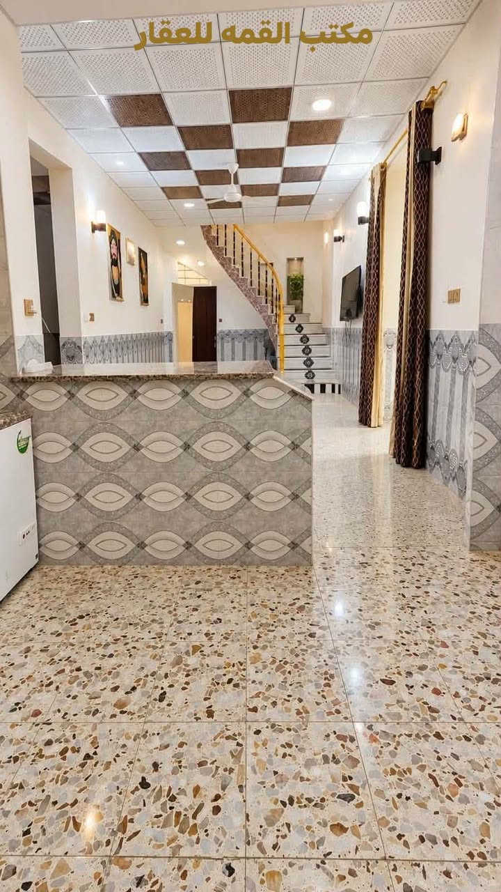 بيع مستعجل 300متر درجه اولى 
تفاصيل 👇 

مواصفات وتفاصيل العقار
• بيع مستعجل 300متر درجه اولى بناء 200متر تقريبا طابقين يحتوي على 4غرف نوم صالتين مطبخ صحيات استقبال حديقه وكراج سياره يسع 3سيارات على شارعين
• الدار يبعد عن شارع رئيسي 100م تقريبا اساس وسقف صب كونكريت بناء طابوك
• عنوان الدار النجف الأشرف كوفه شارع المعمل مقابل مدرسه الشهيد علي الرماحي
• سعرتم تخفيض الى 105مليون

بيانات التواصل وموقع المكتب
• عنوان المكتب الكوفة شارع المعمل قرب شارع المطار القديم مجاور صيدليه بلال مقابل صيدليه زحل جوار شارع سيد حبيب
• ***********
• ***********

نص مكتوب في الصور:
- مكتب القمه للعقار
