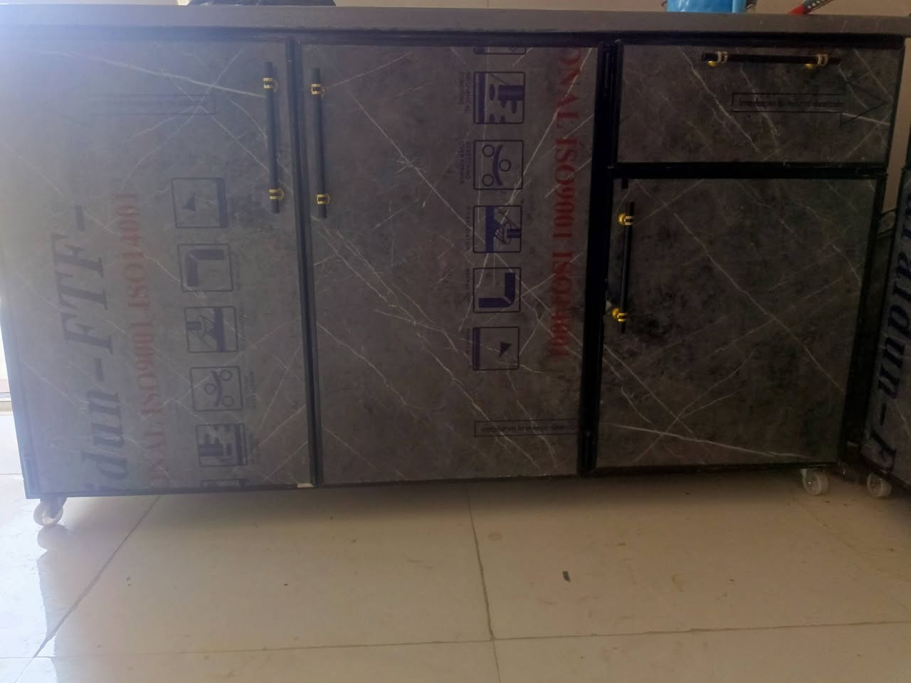 السلام عليكم كاونتر للبيع طول 3 متر متكون من قطعتين كبار + سنك متر ونص مرمر مع ضرر بسيط جداا في المرمر للاستفسار ***********
