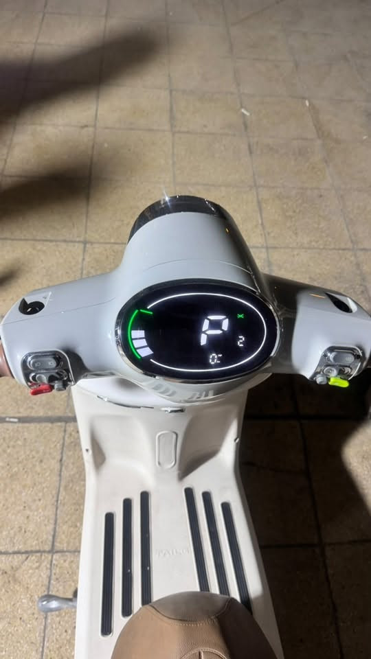 السلام عليكم دراجه كلاسك المفقوده من السوق شحن من شركة تايلج
المواصفات 
ملف 1500 w
بطاريات 6 
امبير 26 كرافين شركة شلوي
بريك امامي خلفي دهن نظام عنبار
قياس التاير الامامي 3.00-10
الخلفي 3.50-10
تشغيل عن بعد سويج وبصمه 
السعر 900 
***********
