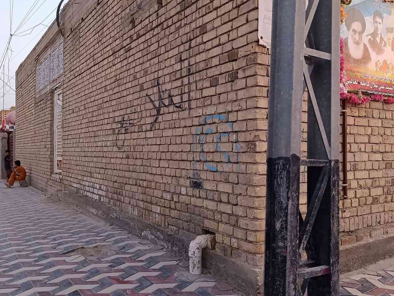 بيت ركن للبيع ، مساحة 140 م ، منطقة حاوي العباس خلف الامام العباس « غرفة، صالة، مطبخ، وديوانية وحمامات خارجية»  بناء كونكريت مسلح حديث، خدمات: شارع تبليط، ماء وكهرباء ومدارس قريبة وانترنيت ضوئي وأمبير قريب تشغيل مستمر. 
وبسعر مناسب: 62 بي مجال بسيط حق الجية 
للأستفسار  :  ***********
