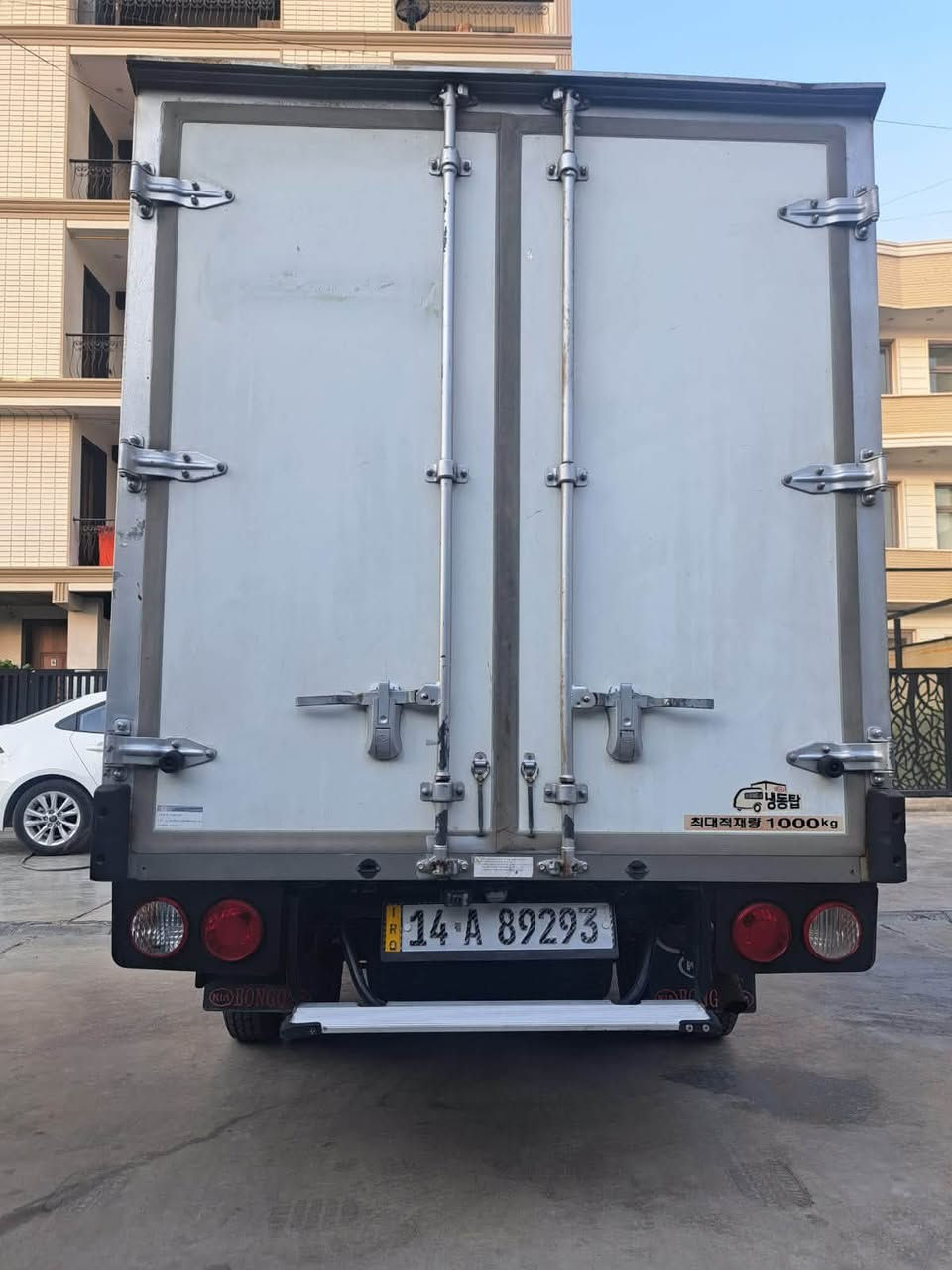 السلام عليكم
كيا نوع براد موديل ١٩
گير اوتوماتيك
مكفولة من الصبغ 
تبريد شغال بشكل ممتاز
تبريد دبل كومبريسر
تخم تاير جديد
سيارة جاهزة
السعر 22000$ 
مكان السيارة بغداد زيونة
الاتصال / ***********
متوفر واتساب
علما اني مكلف بالنشر
