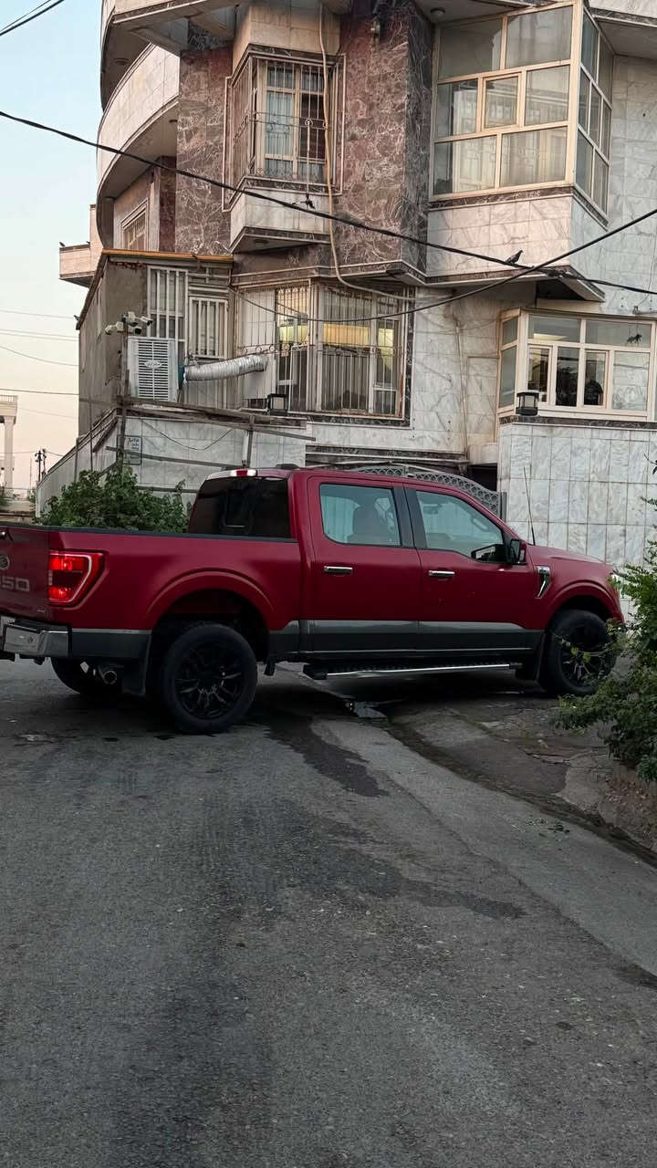 Ford 2022 F150XLT. 
اخوان السيارة ( رفض مروري )
حادثها بابين مصبوغة صفحة وشبر من البونيت بس ايرباك بردة طاك مواصفاتها Xlt محرك 6 سلندر 3.5 t  دفع رباعي شاشة كبيرة مواصفاتها معروفة 
ماشية 80 الف   مكانها أربيل سعرها 175 ومجال كلش بسيط 
***********
