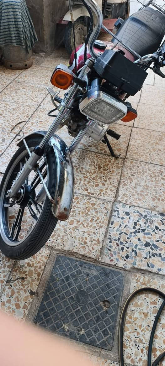 سلام عليكم
ايراني مديل 21
مكينة 24 مكفولة من تنقيص وتبخير
كهربائيات شغالة كلها 
دراجة مناقصها شي 
شلعة ومعدل 
تخم تاير جديد 
سعرها 425 وبيها مجال حك الجية
مكاني بغداد الغزالية شارع الضغط 

مكلف بلنشر هاذ رقم راعيها
*********** واتساب فقط
