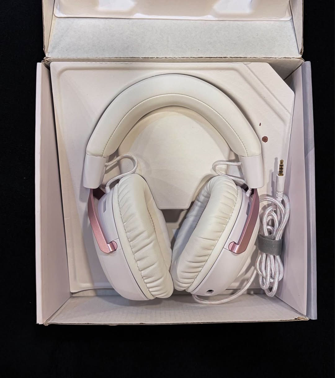 اسم الموديل: HyperX Cloud III (الجيل الثالث الشهير من هايبر إكس)

اللون: أبيض مع لمسات وردية أنيقة (White / Pink)

الأجهزة المدعومة (تشتغل على كل المنصات بلا استثناء):
 الكمبيوتر واللابتوب (PC)  
 بلايستيشن (PS5, PS4)  
 إكس بوكس (Xbox Series X|S, Xbox One)  
 نينتندو سويتش (Nintendo Switch)  
 الهواتف والأجهزة المحمولة (Mobile)

الميكروفون:
 ميكروفون مدمج عالي الجودة بنظام إلغاء الضوضاء (Noise-Cancelling) ونقاء واضحة للصوت أثناء اللعب والدردشة

التوصيل والربط:
 توصيل سلكي مباشر يضمن عدم وجود أي تأخير في الصوت (Zero Latency).
 تأتي مع منفذ 3.5mm بالإضافة إلى محول/وصلة USB-C / USB-A لضمان التوافق مع كل الأجهزة.

يجي وياها قطعة علمود الربط على التلفونات من شركة yesido

السعر 85 وبيها مجال  
المكان بغداد 
توصيل ما عندي 
للتواصل خاص او على الهاتف : *********** بغداد, العراق
