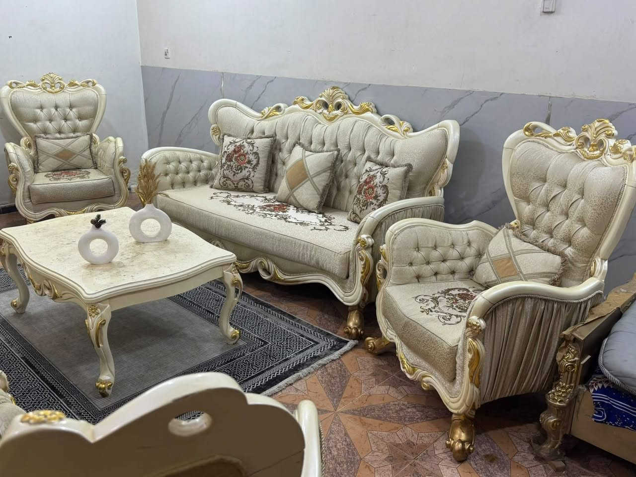 تخم زان تركي ١٠ مقعد مع ميز وسطي نضافه فول اخو الجديد***********وات ساب
