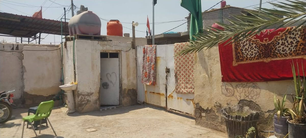 أدمن وافق سلام عليكم بيت للبيع مساحته ٣٠٠متر  قرار ٢٥شارع ٣٠السايدين بلفرع قرب مول أبو نور     ٣غرف نوم صاله عدد ٢ستقبال ومطبخ وكلدور وطرمه جبيره وحديقه يبعد عن تبليط ٧٠متر أو اقل ماء ومجاري جاهز  سعر وباقي تفاصيل لاتصال عل رقم ***********
