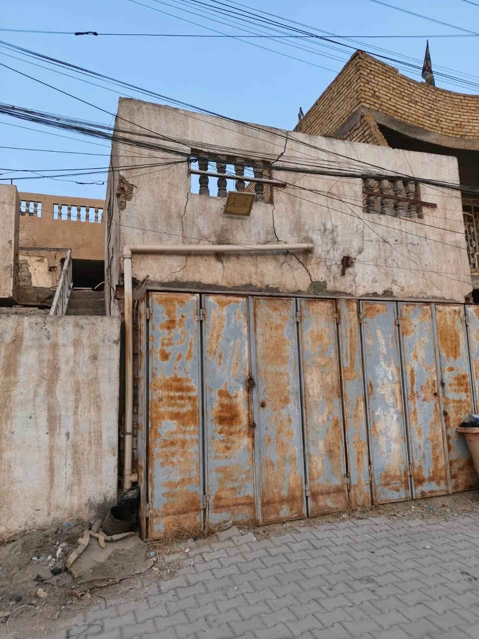 بيت للبيع 200متر طابقين في 22قريب على شارع العام بيت طابق الأول معمره سعر 125———***********
