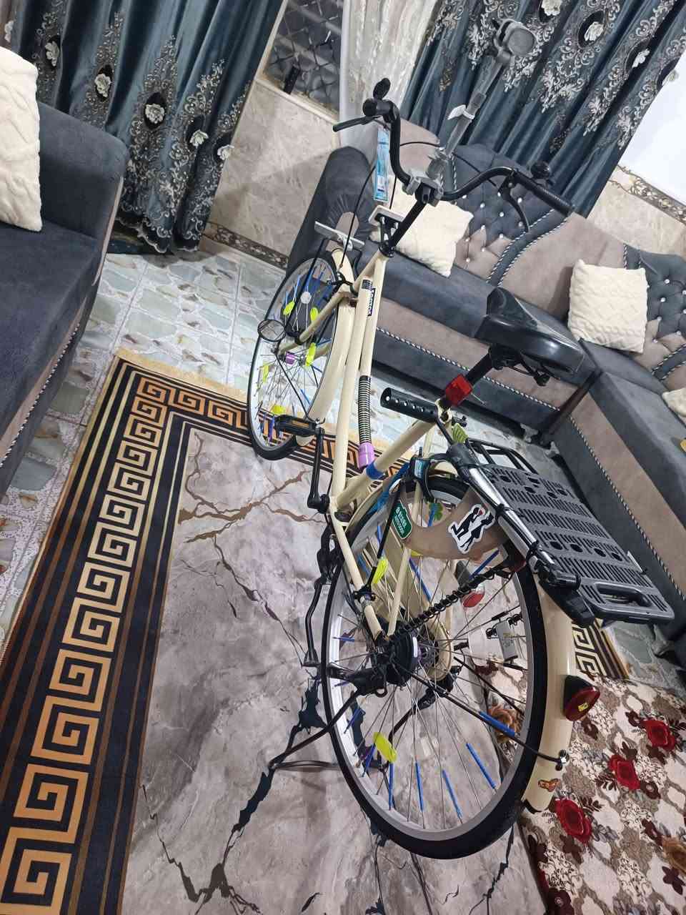 سلام عليكم  اخواني باسكل البيع موديل لون حليبي 19جديد نضافه 90/100 قبل شهر نزلته من كرار سعر 130وبي مجال رقم ***********
