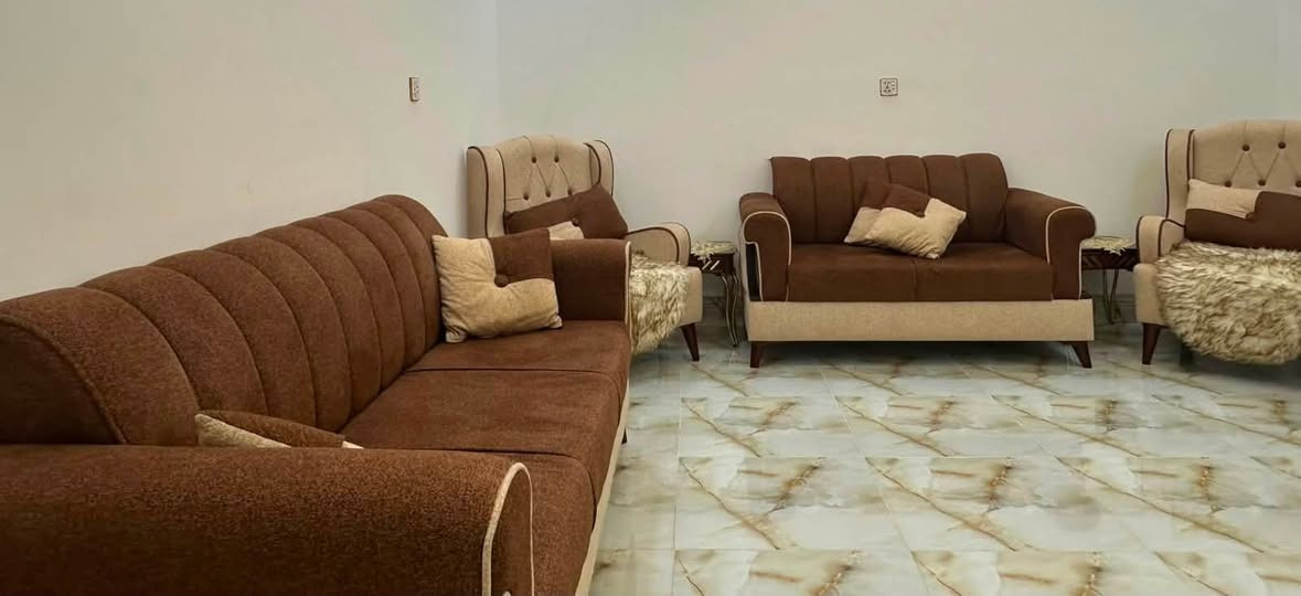 متوفر تخم 10 مقاعد دزاين تركي شغل عراقي حطاطه ثقيل من الطراز الاول نضافه 100 بل 100 لطالب والاستفسار مراسلة الصفحه او الاتصال على رقم الواتساب ***********

