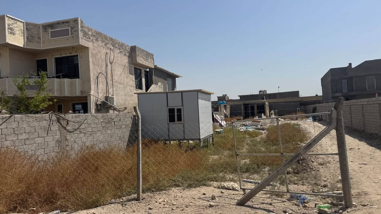 للبيع دونم اله ٢٥٠ يحتوي على بيت كبير وفوق البيت شقتين معزولات ويحتوي على ارض فارغه وعلى مخزن كبير وبيت كبير ثاني بضهره وهيكل مية متر المنطقه بوابة الكاظميه الجسر الدوار  ركيه وفاضل للاستفسار ***********
