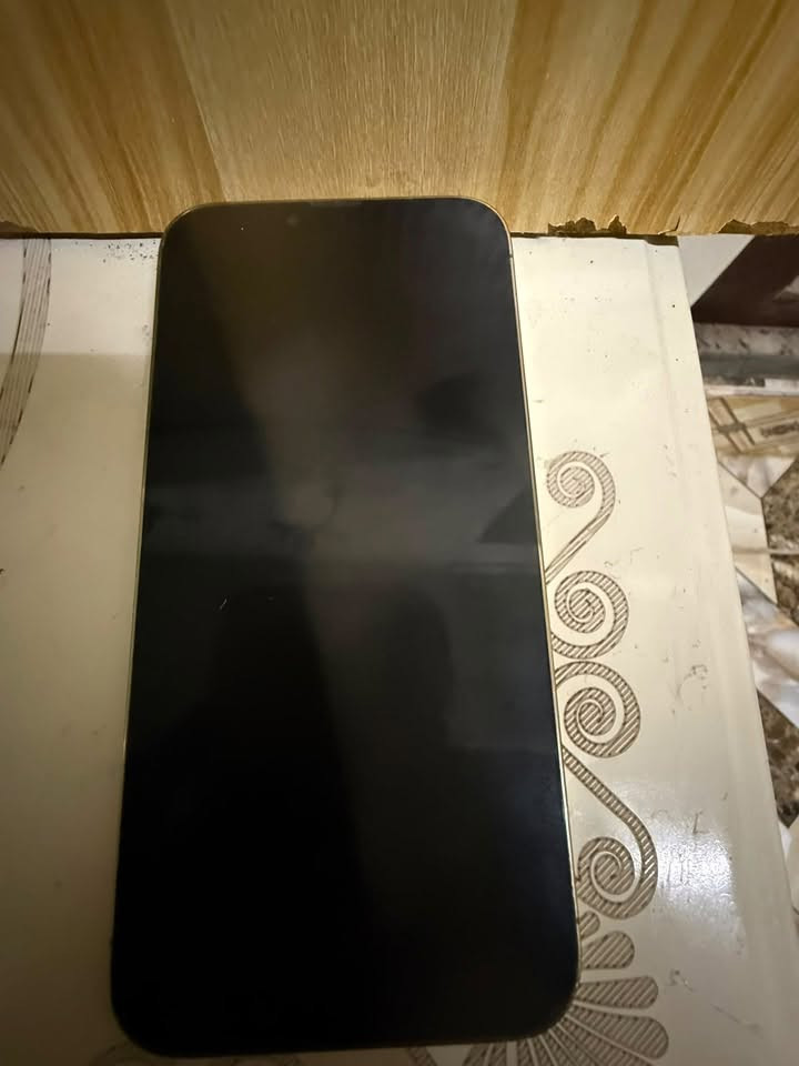 ايفون 13 pro max ذهبي ذاكره256 بطاريه90 تك شارحه جهاز نضيف مستعمل قليل سعر700 وبي مجال للتواصل*********** بيع فقط ما اراوس
