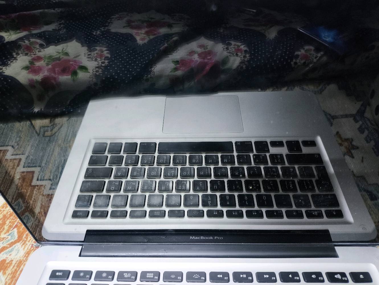 📢 للبيع: لابتوب أبل ماك بوك برو (MacBook Pro 13-inch - Mid 2012) 💻✨
لابتوب أوريجينال وقوي من أبل، خامة ألمنيوم متينة جداً وممتاز للدراسة، التصفح، والعمل اليومي.
🔹 المواصفات الفنية:
المعالج: Intel Core i5 بسرعة 2.5GHz (مع Turbo Boost يصل لـ 3.1GHz).
الذاكرة (RAM): 4GB DDR3 (قابل للترقية بسهولة حتى 16GB).
التخزين: 500GB HDD (قابل للترقية إلى SSD).
الشاشة: 13.3 بوصة ناصعة بدقة HD.
كارت الشاشة: Intel HD Graphics 4000.
المنافذ: USB 3.0، Thunderbolt، قارئ كروت SDXC، ومحرك أقراص CD/DVD.
🛠️ حالة الجهاز والملاحظات:
الحالة العامة: نظيف جداً، والشاشة واللوحة الأم وكل القطع الداخلية تعمل بكفاءة عالية.
الملاحظة الوحيدة:القاعده صايره عليهه املاح(MagSafe Port) فقط. (ملاحظة: قطعتها منفصلة ورخيصة المتوفر بالسوق وسهلة التبديل لهذا الموديل).
الملحقات: الشاحن الأصلي (MagSafe 60W 

ويحتاج براغي اربعه للقاعده 

السعر 80 الف رقمي (***********)
العنوان بغداد