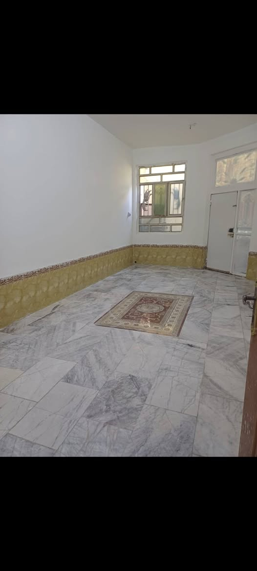 بيت ١٥٠م طابق واحد يحتوي على غرفتين في الطابق الارضي وغرفة ع السطح استقبال 3.5*7 صحيات عدد 2 للأستفسار مراسلة على الصفحة او الاتصال على رقم *********** العنوان الاسكان الصناعي دور الثمانيه قريب على الجسر الجديد

