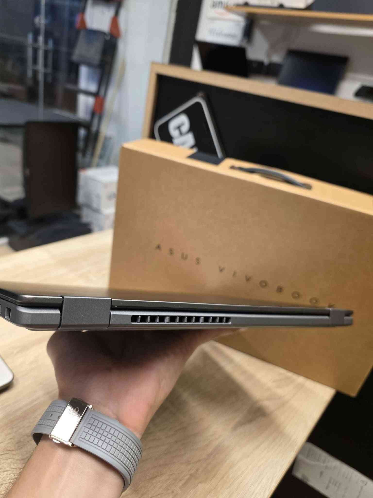 کوردی- عربي

لاپتۆپی ناوازەی ASUS Vivobook 14 Flip (Touch & 360°) بۆ فرۆشتن! 😍 

ئەگەر بەدوای لابتۆپێکی هێندە بەهێز، شاشە نایاب و مۆدێرندا دەگەڕێیت، ئەم دەرفەتە لەدەست مەدە. بە خاوێنی زۆر بەرز (زۆر لە ئاکتیڤ نوێ دەچێت). 

🔹 تایبەتمەندییەکان (Specifications):
• پڕۆسێسەر (Processor): Intel Ultra 7 256V — نەوەی نوێی پڕۆسێسەرەکانی ئینتێل بە خێراییەکی بێخەوش و ژیری دەستکرد (AI).
• گرافیک کارت (Graphics): Intel Arc 140V Graphics — هێزێکی گرافیکی بێوێنە کە هاوتای کارتە دەرەکییەکان کار دەکات؛ گونجاوە بۆ مۆنتاژ، دیزاین و تەنانەت مێتا گیمینگ بە بەرزترین کارایی و کەمترین بەکاربردنی وزە.
• میمۆری (RAM): 16GB DDR5 — خێراترین جۆری ڕام بۆ ڕاپەڕاندنی چەندین کاری قورس پێکەوە.
• هارد (Storage): 512GB NVMe SSD — خێراییەکی بێسنوور لە گواستنەوەی داتا و داگیرسانی سیستەم.
• شاشە (Screen): 14" OLED Touch (360 Degree) — شاشەی ئۆلێدی ئێج دی بە ڕەنگی ڕاستەقینە و زەق، لەگەڵ تایبەتمەندی لەمس (تاچ) کە ٣٦٠ پلە دەسوڕێتەوە و دەبێت بە تابلێت. 

🔹 دۆخی ئامێرەکە (Condition):
• زۆر زۆر پاک و بێ کێشە (In very good condition).
• تەندروستی باتری (Battery Health): 94% (بەرگەی چەندین کاتژمێر کارکردن دەگرێت).
• لەگەڵ کارتۆن و شەحنکەرەوەی ئەسڵی خۆی (With Box & Charger). 

💵 نرخ (Price): 1,250,000 دیناری عێراقی 

عربي 
لابتوب راقي ASUS Vivobook 14 Flip (لمس يفتر 360 درجة) للبيع! 🔥 

لأصحاب الذوق الرفيع والشغل الثقيل، متوفر جهاز بمواصفات خارقة ونظافة شبه جديد (بحالة ممتازة جداً). 

🔹 المواصفات (Specifications):
• المعالج (Processor): Intel Ultra 7 256V — الجيل الأحدث من إنتل، سرعة فائقة مع دعم كامل للذكاء الاصطناعي.
• كارت الشاشة (Graphics): Intel Arc 140V — كارت شاشة جبار يقدّم أداء رسومي عالي جداً ينافس الكروت المنفصلة، ممتاز لأعمال المونتاج، التصميم الهندسي، والألعاب، ويتميز باستهلاك طاقة منخفض وحرارة مستقرة.
• الذاكرة (RAM): 16GB DDR5 — أسرع رام متوفر بالسوق يضمن الكلاسة التامة بالتصفح والبرامج الثقيلة.
• التخزين (Storage): 512GB NVMe SSD — سرعة فائقة بفتح النظام ونقل الملفات بلمحة عين.
• الشاشة (Screen): 14" OLED Touch 360° — شاشة أوليد خرافية من ناحية الألوان والوضوح، تدعم اللمس وتفتر 360 درجة يعني تكدر تستخدمه كلاب توب أو كـ تابلت (لوحي). 

🔹 حالة الجهاز (Condition):
• نظيف جداً وفوق الممتاز (Very good condition).
• نسبة البطارية (Battery Health): 94% (تدوم لساعات طويلة من العمل المتواصل).
• يجي وياه الكارتون والشاحن الأصلي (With Box & Charger). 

💵 السعر (Price): 1,250,000 دينار عراقي 

للاستفسار أو الشراء، يرجى المراسلة على الخاص أو الاتصال. أربيل, العراق

