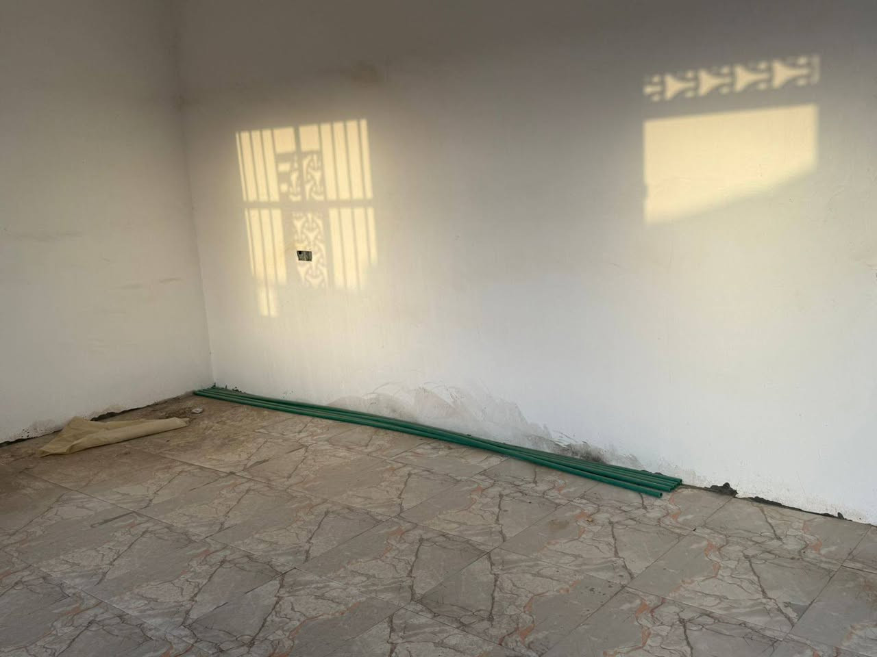 يالله بيت للبيع زراعي 200 متر بسديناويه قرب مجمع بشير نواقصه شي قليل والسعر مناسب بسديناويه***********
