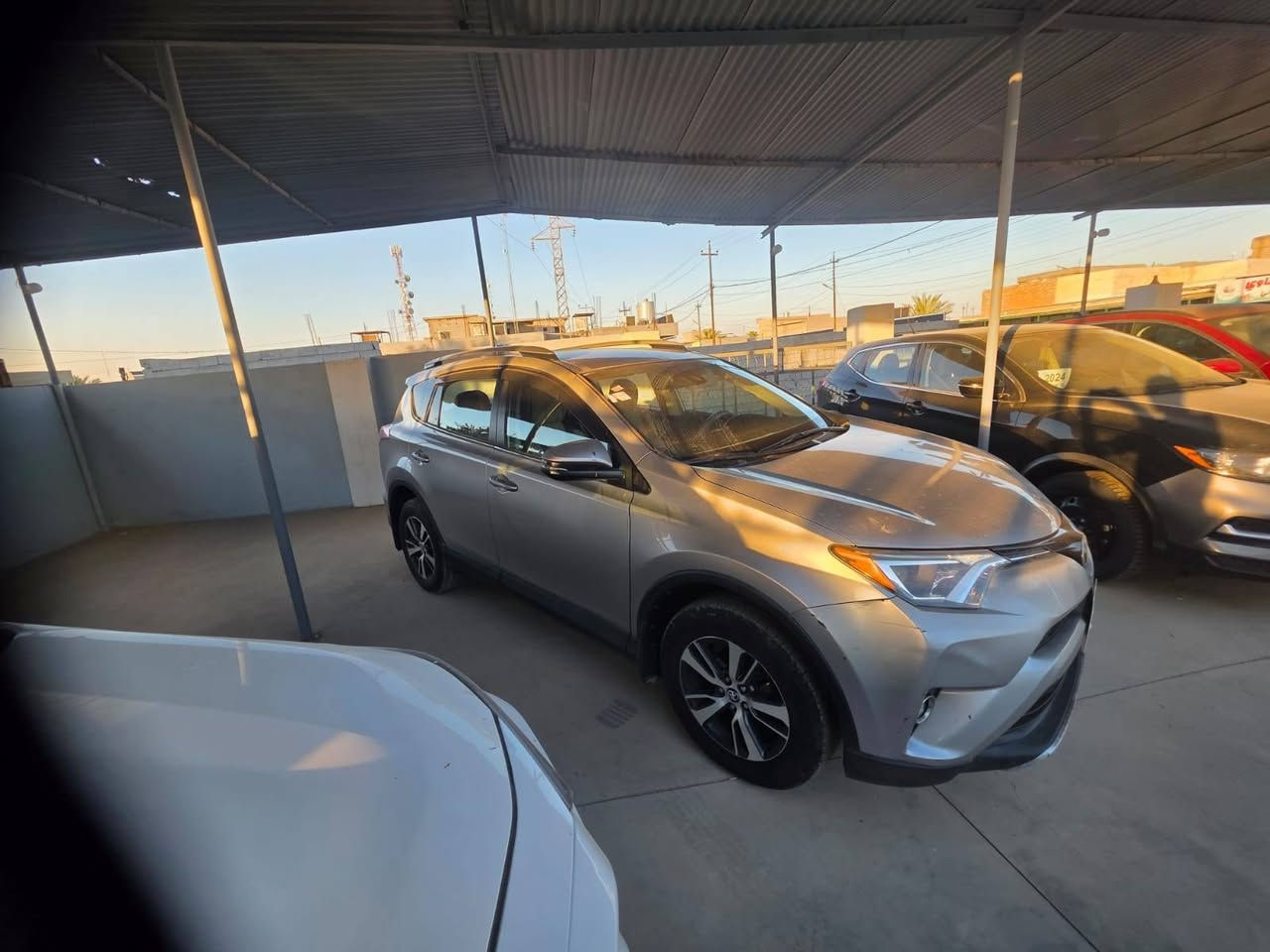 السلام عليكم RAV4 2018 LE AWD السيارة وارد كندي بيها حادث امامي من جهة السايق ضربة خفيفة ما واصل شواصي الباقي كله مكفول السيارة المحرك مالتها مفتوح و مبدل كازكيت السيارة ماشية 125 السعر ب 165 و بيها مجال السيارة بأسمي و تحويل مباشر مكانها بكركوك للتواصل ***********
