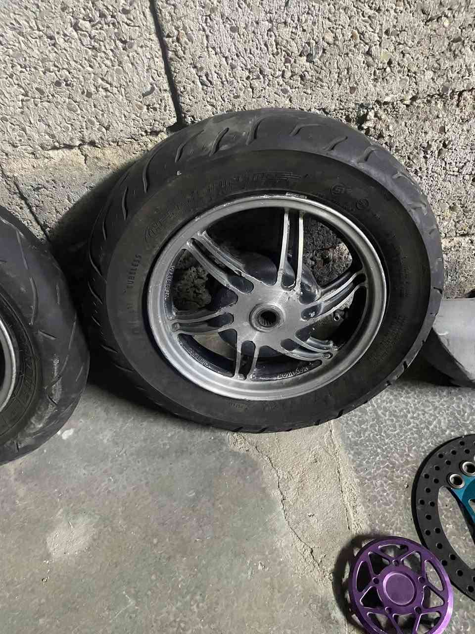 ويل وتاير جلاتين تايرات اصليه مو تجاري ب ٢٥٠ وبي مجال لشراي بدون تاير ب ٢٠٠ وبي شي بسيط لشراي مكاني بغداد دوره توصيل موجود هـ ***********
