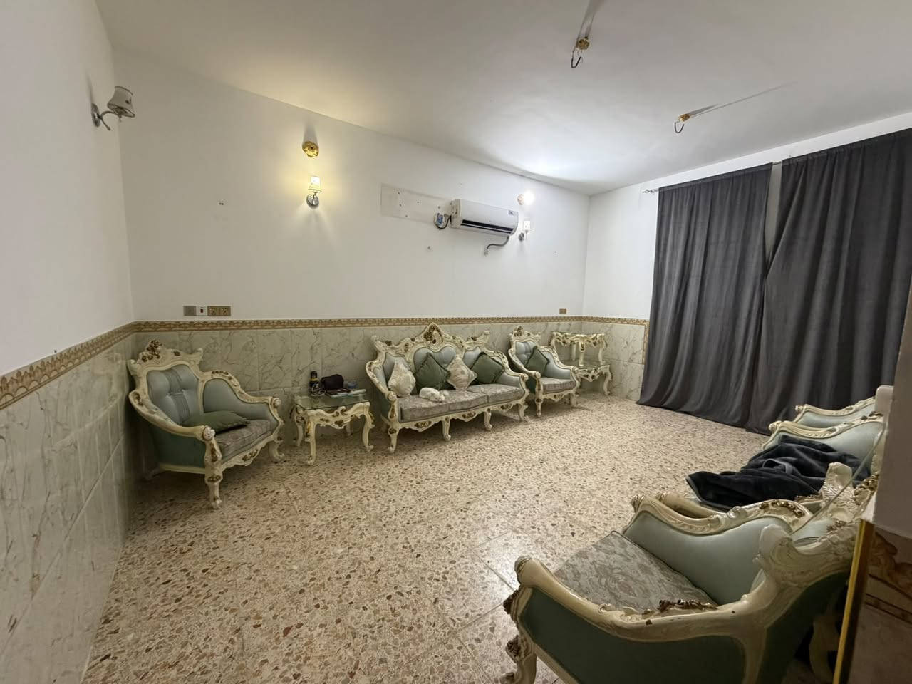 دار للبيع حي الوفاء مساحة 130م طابق واحد صب بناء درجة اولى 
السعر 155 مليون ✅

للأستفسار
***********
***********

#مكتب_المصطفى_للعقار
