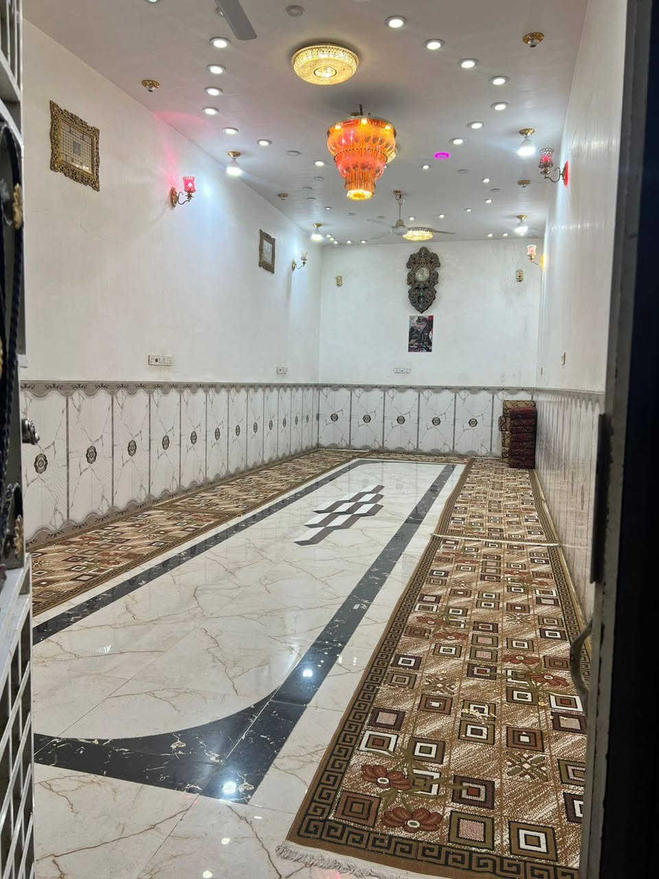 السلام عليكم بيت للبيع المساحة 220  المكان حاوي العباس الموقع اول شارع قريب الشط متوفر كافه الخدمات شارع صب ورصيف ومجاري دفن بناء حديث صب كونكريت الارضي رباط 60 × 40 يحتوي على غرفتين مساحه الغرفه الواحدة 5 × 4  
ومساحة الصالحة 7ونص × 5ونص 
ومساحة المطبخ 4 × 3
ومساحة الديوانية 11 × 4 
***********

