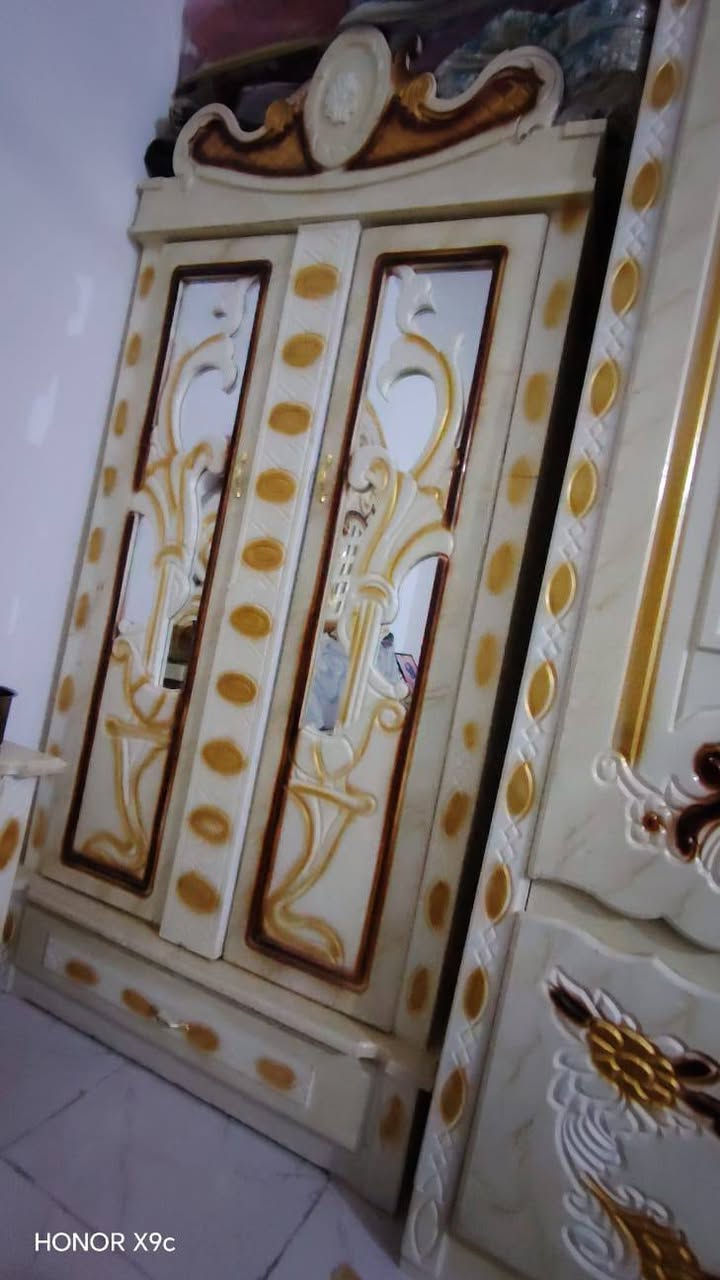 السلام عليكم غرفه نوم للبيع  ام السته تتكون من سبع قطع غرفه نضيفه كلش اي صدع مابيه العنوان شطره والشراي بيه خير ويدلل السعر  مليون وميه وبيه مجال ***********
