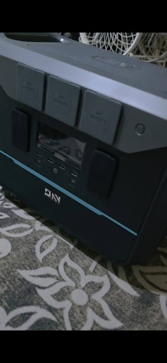 محطة طاقة محمولة (باور ستيشن) Dabbsson DBS2300 - ممتازة للتخييم، الرحلات، والنسخ الاحتياطي للمنزل
​السعة التخزينية: 2400 واط/ساعة (2330Wh).
​نوع البطارية: LiFePO4 (فوسفات حديد الليثيوم) وتتميز بعمر افتراضي طويل جداً وخلايا إلكتروليت شبه صلبة (Semi-Solid State) لأعلى درجات الأمان.
​القدرة المستمرة (Inverter Output): 2400 واط (قدرة تشغيلية مستمرة).
​أقصى قوة للذروة (Surge Power): تصل إلى 3000 واط (مع تقنية P-Boost لتشغيل الأجهزة الحرارية العالية).
سعرها 900 الف
