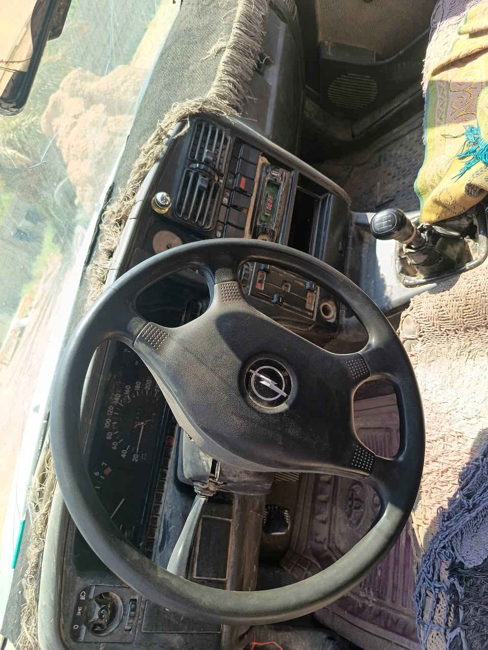 السلام عليكم سياره أوميكا للبيع موديل 89 رقم أبيض سنوية ساقطة وكالة تحويل مباشر السعر 15 ورقة وبيها مجال 
المكان:قرية البوحيات. 
للتواصل :***********
