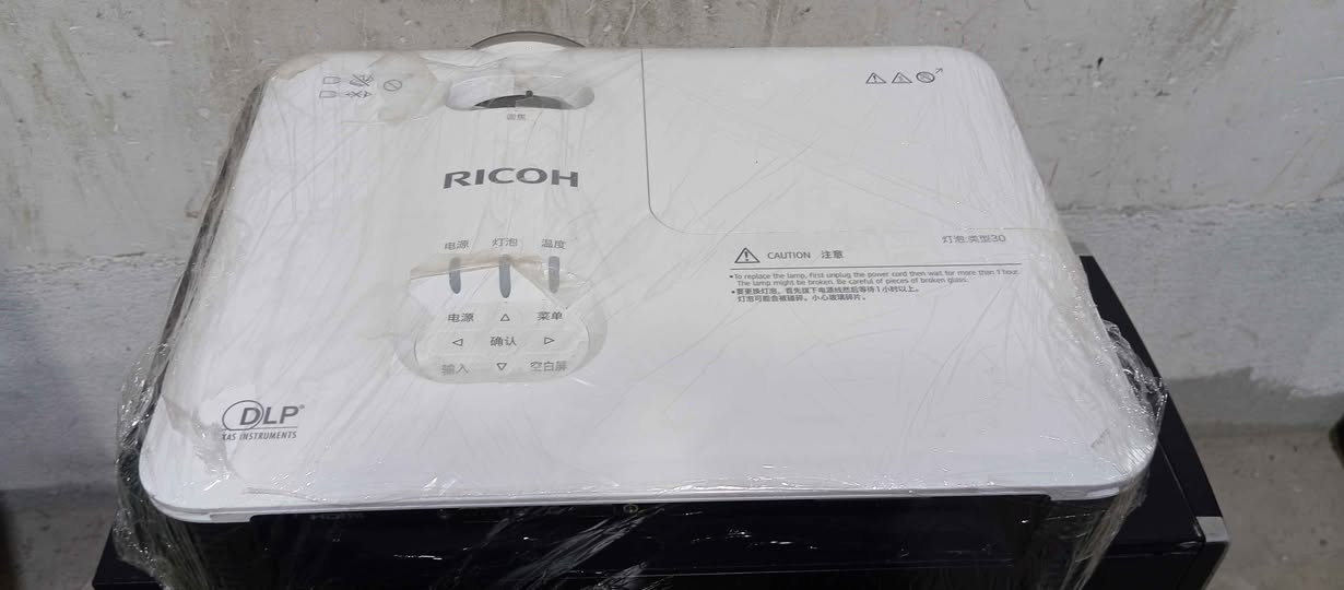 داتاشۆی ڕیکۆی یابانی لێزەری  سینەمای 3D  4k  DLP    تێبینی  بۆهەموو  شوێنێک دەبێت بۆپارکو قاعە گەورەکان دەبێت دیقەیەکی زۆرجوانی هەیە ڕوناکی زۆر بەهێزە 
نرخ    ۳۰۰ دۆلار 
ژ م     ۰۷٥۰۱٥۱٨٤۲٨ رانية, السليمانية
