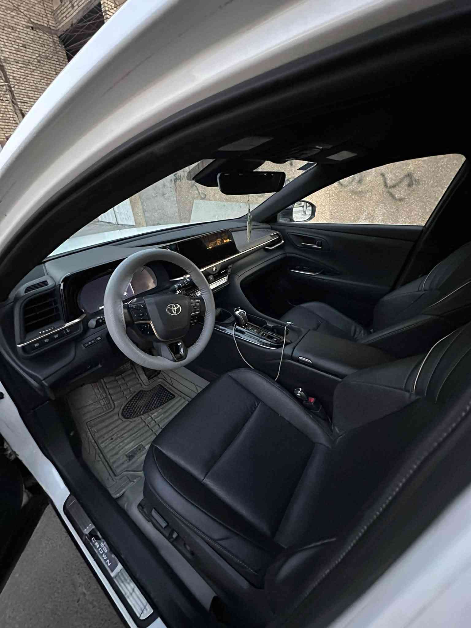 السلام علكيم
👑 تويوتا كراون سيجنيا 2025

Toyota crown signia 2025

فاخرة وعملية تجمع بين الفخامة والتكنولوجيا المتقدمة والتوفير في استهلاك الوقود

بنظام دفع رباعي هجين يجمع بين محرك بنزين بأربع أسطوانات سعة 2.5 لتر طبيعي التنفس و محركات كهربائية عدد 2

وارد امريكي 
فول موصفات عده الفتحه
عدد الاحصنة : 240 🐎 
اللون : ابيض
صوره الحادث مع الصور  السياره بدون تبديل 
بيه /٣٦ حالوبه /بل القماره والبنيد/ 
سعره ٢٧٥ وبيه مجال 
رقم بغداد 🇮🇶
ماشيه 28
مقاعد جلد  تدفئه تبريد الخلفي تدفئه
مكاني بغداد حي اور
سعره ٢٧٥ وبيه مجال
***********
