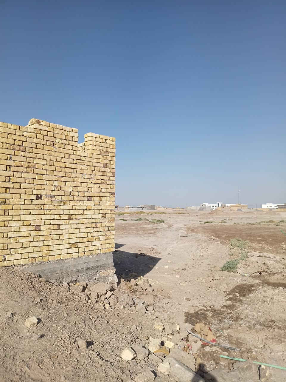 على بركه الله هيكل للبيع يتكون من غرفتين وبراني ومطبخ مع صحيات المساحه ١٥٠ متر واصل ماء ومجاري فقط في المزرع القطعه كدامه متنزه رقم العقار ٨٨٨ الوجبه الاولى الاتصال *********** بيه واتساب
