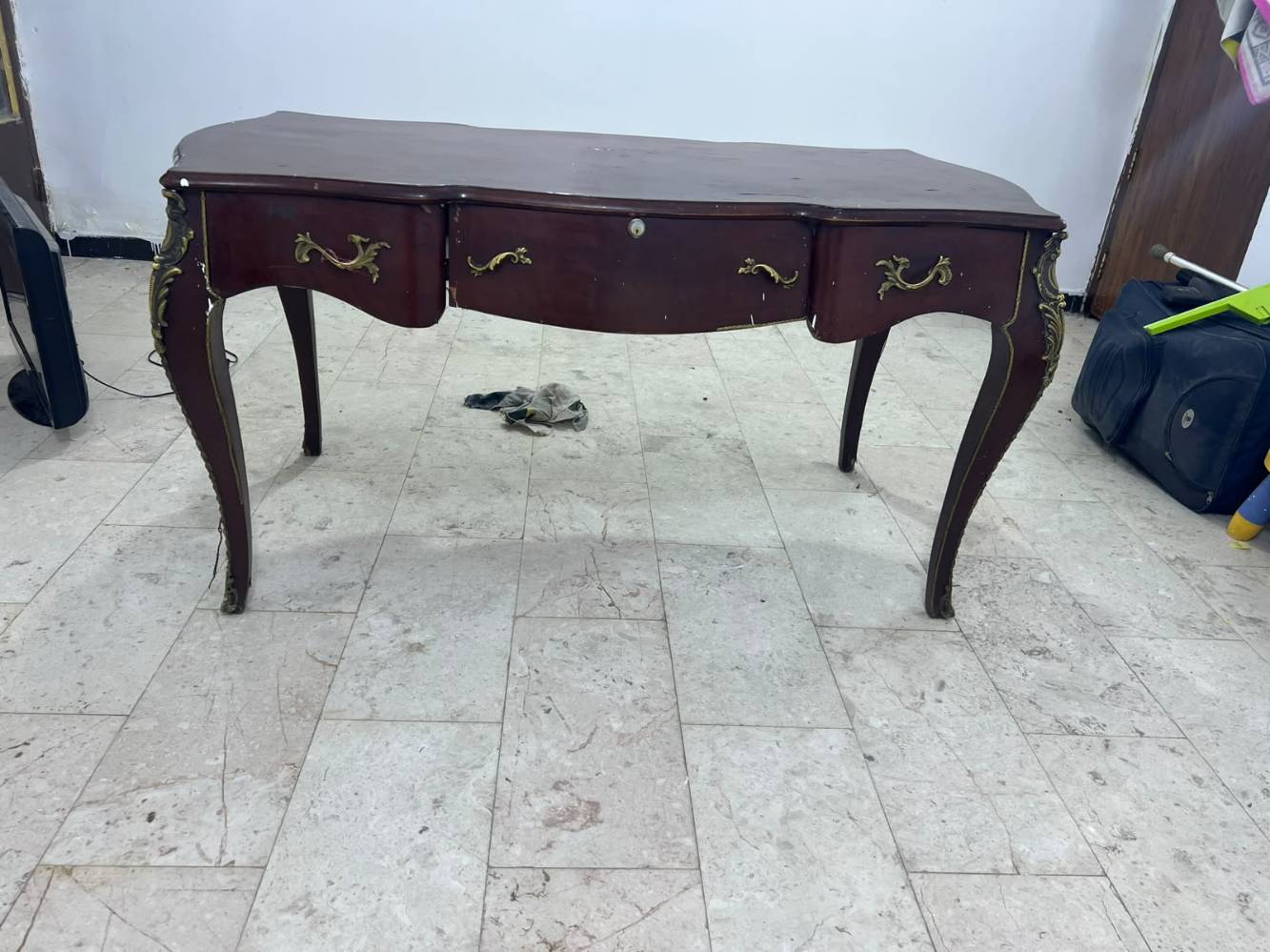 ميز مكتبي • نصف جيده • للبيع