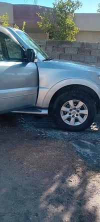 عندي سياره باجيرو حنتور للبيع باجيرو موديل ٢٠١١ بيه قطعتين صبغ جاملق ص...